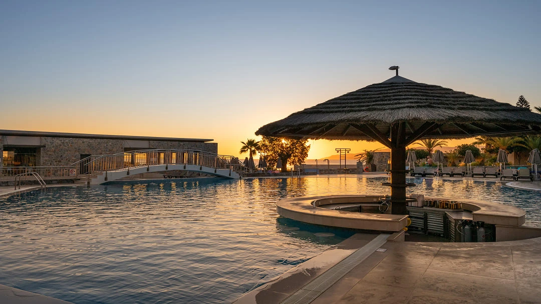 Dolphin Pool Bar · Nana Golden Beach