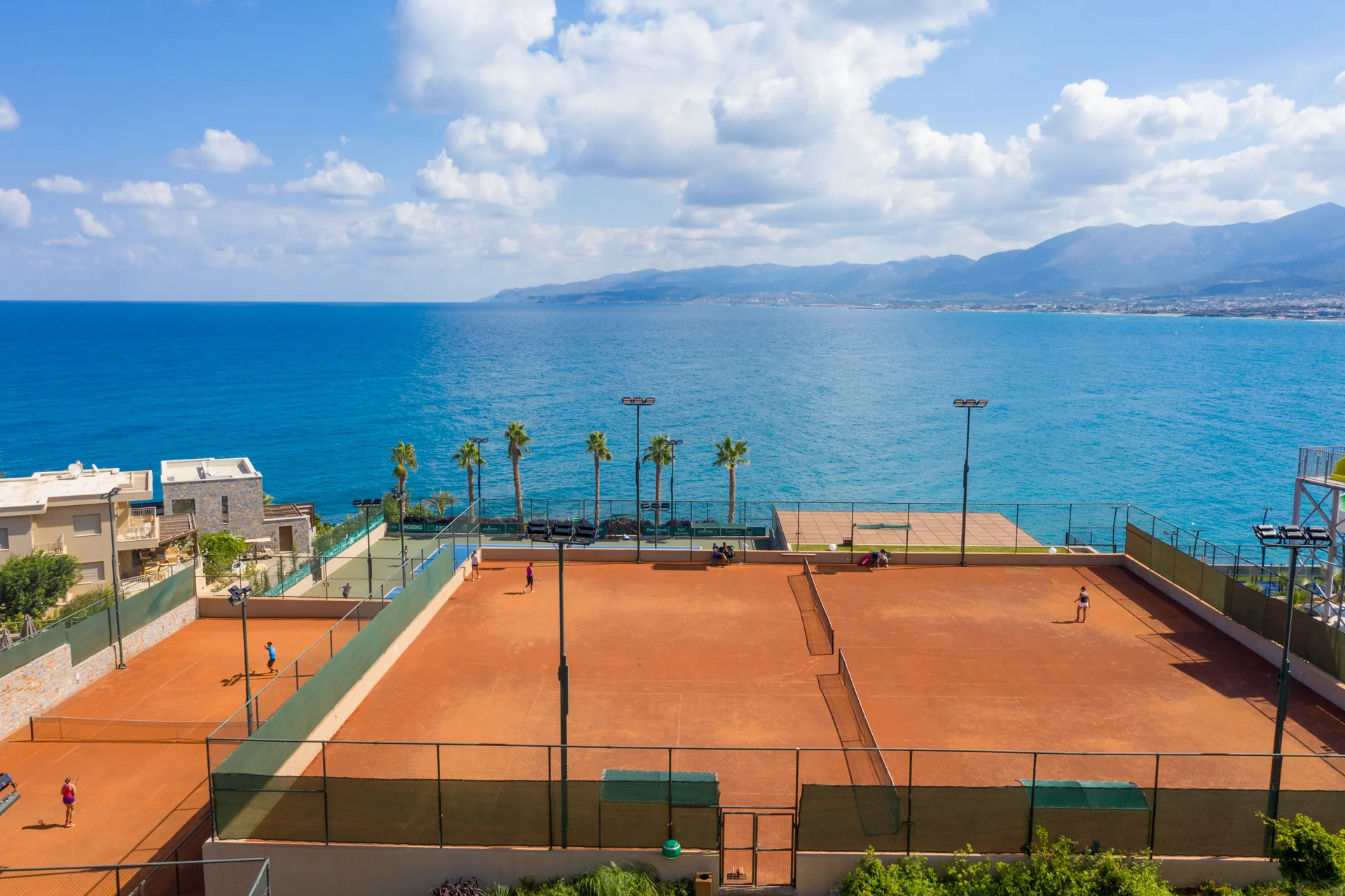Παραθαλάσσια χωμάτινα γήπεδα του Nana Tennis & Sports Club από ψηλά