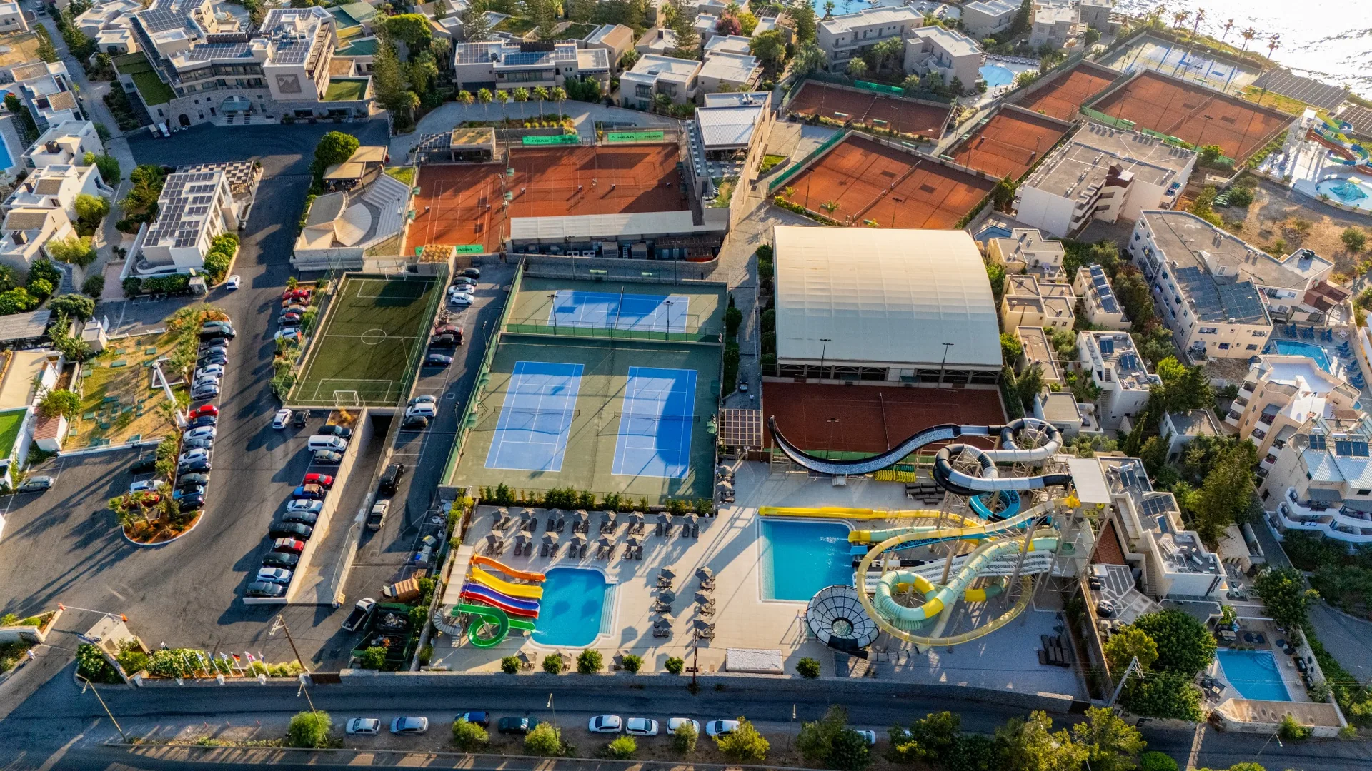 Πανοραμική θέα του ομίλου με γήπεδα και πισίνες