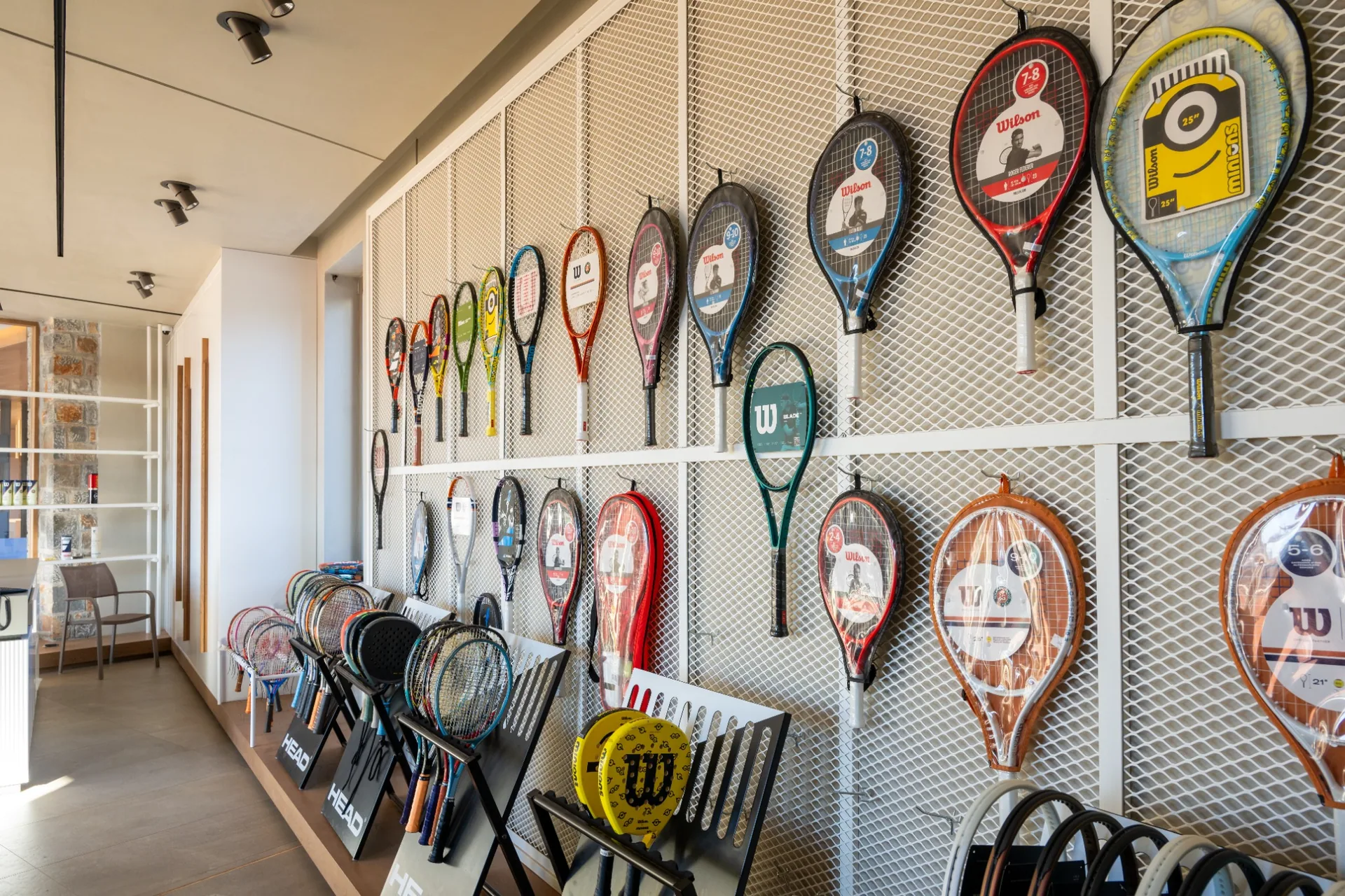 Τοίχος με ρακέτες στο Nana Tennis & Sports Club